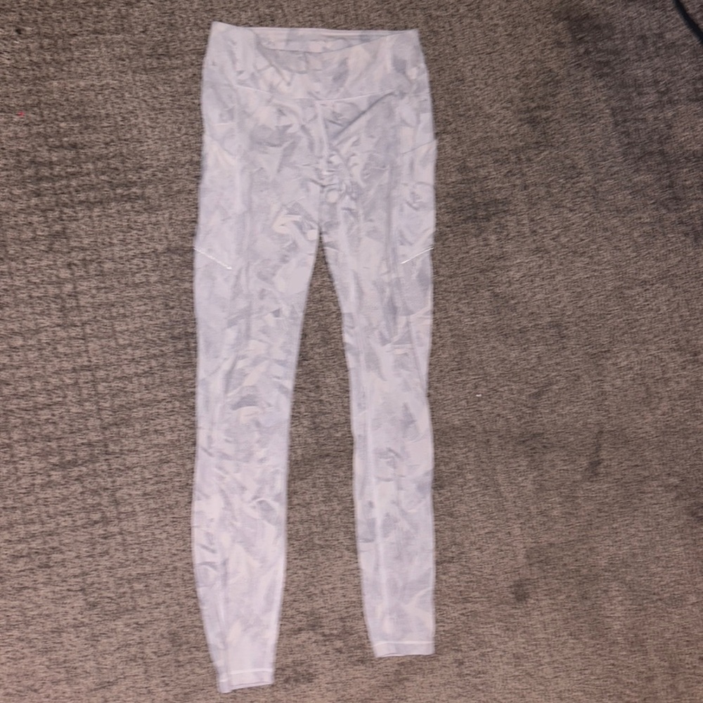 grey and white lulu leggings!